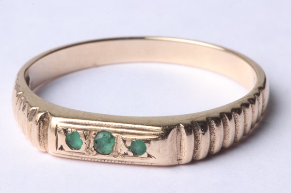 Lot 1035 - GOLD RING