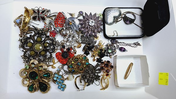 Lot 1073 - JEWELLERY