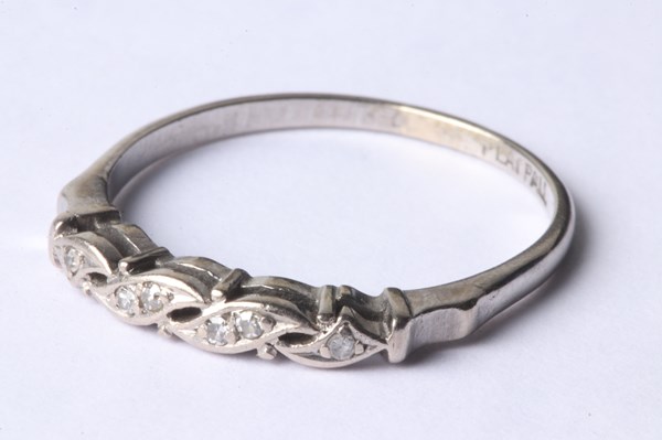 Lot 1039 - PLATINUM RING