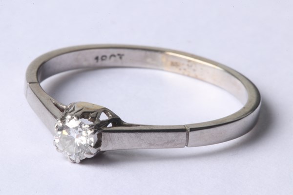 Lot 1016 - DIAMOND RING