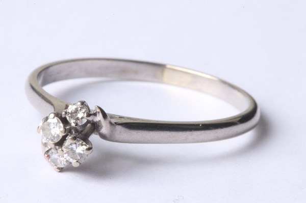 Lot 1013 - DIAMOND RING