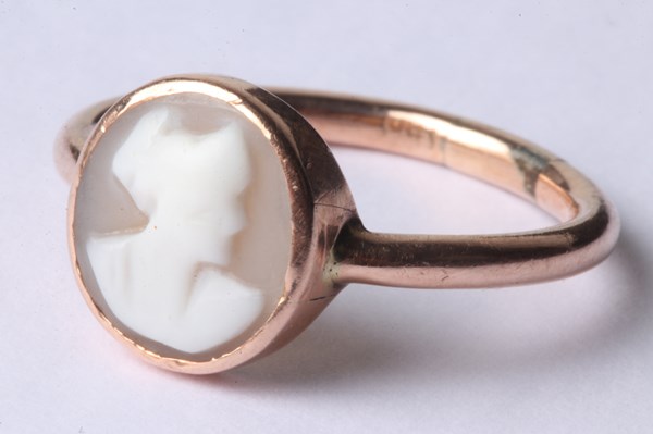 Lot 1034 - GOLD CAMEO RING