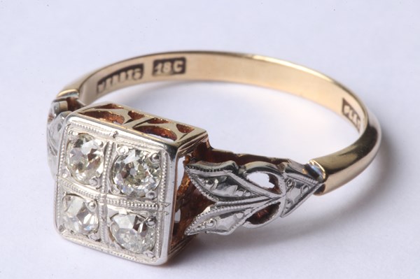 Lot 1007 - DIAMOND RING