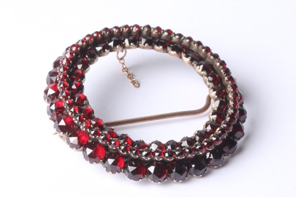 Lot 1046 - GARNET BROOCH