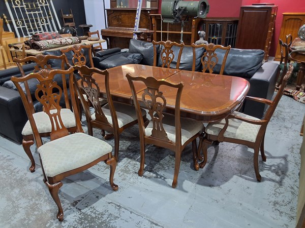 Lot 18 - DINING SUITE