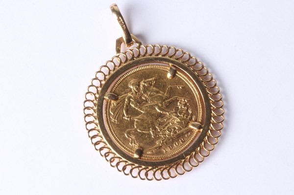 Lot 1021 - GOLD SOVEREIGN PENDANT