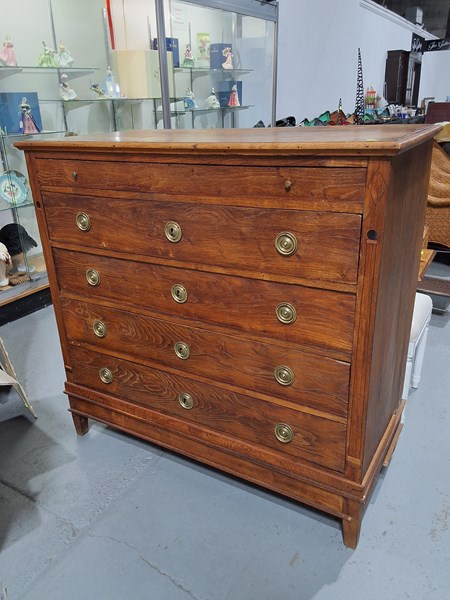 Lot 261 - CHEST OF DRAWERS