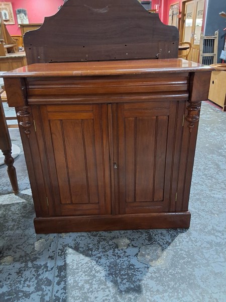 Lot 114 - SIDEBOARD