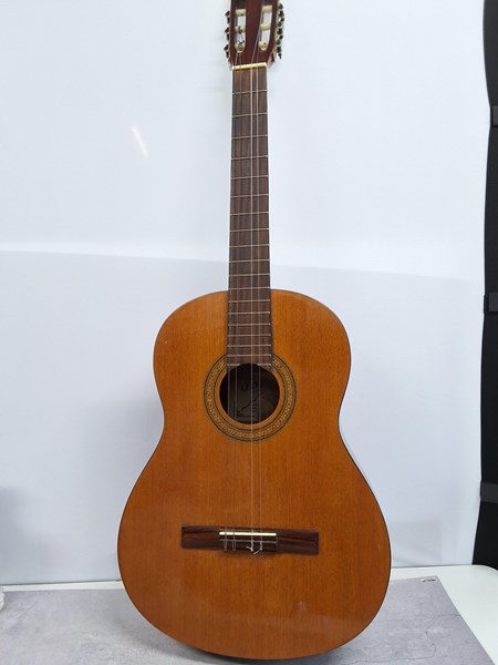 Lot 1280 - GUITAR