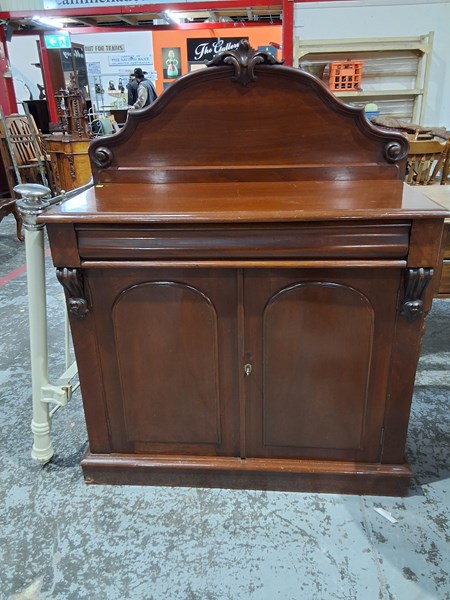 Lot 122 - CHIFFONIER