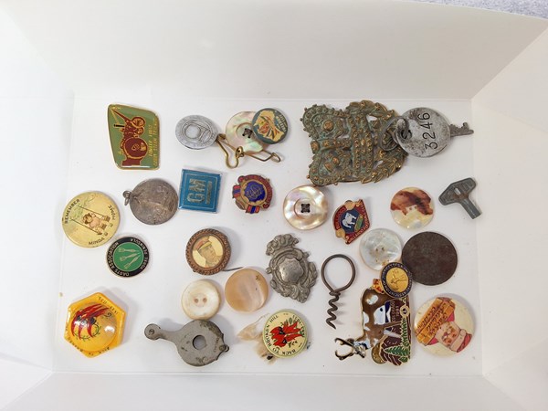 Lot 1089 - BADGES & BUTTONS