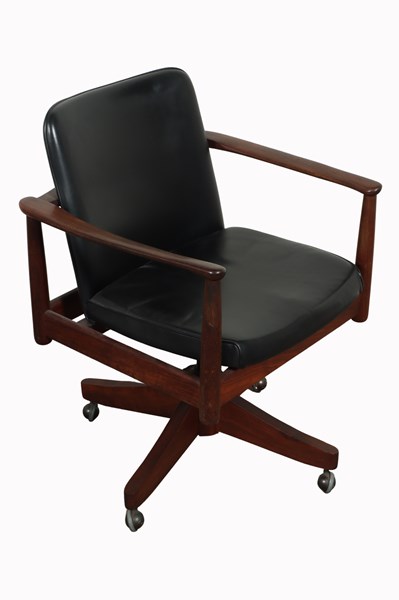 Lot 105 - OFFICE CHAIR