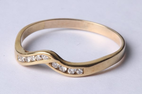 Lot 1024 - GOLD RING