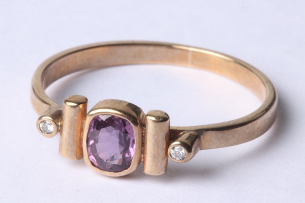 Lot 1030 - GOLD RING