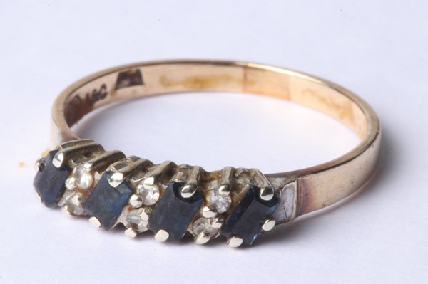 Lot 1002 - GOLD RING