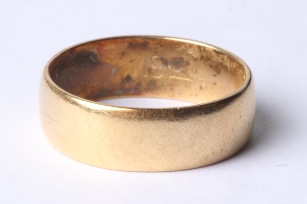 Lot 1010 - GOLD RING