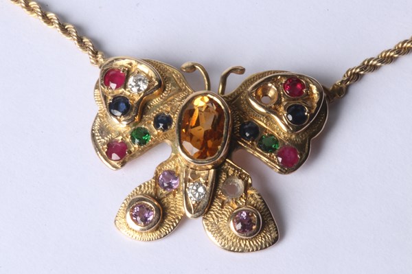 Lot 1017 - GOLD PENDANT & CHAIN