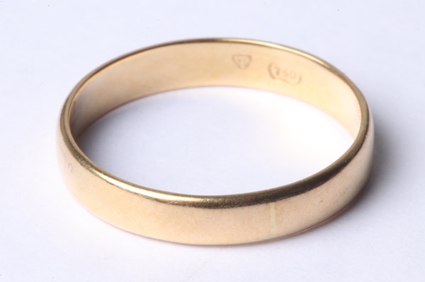 Lot 1008 - GOLD RING