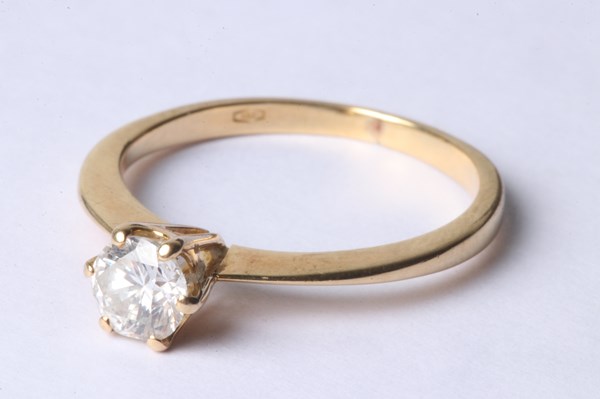 Lot 1015 - GOLD DIAMOND SOLITAIRE RING