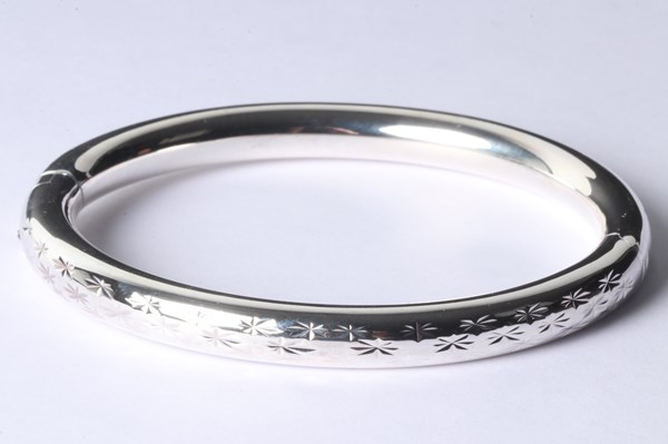 Lot 1027 - SILVER BANGLE