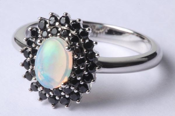 Lot 1028 - SILVER RING