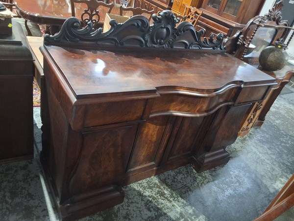 Lot 8 - MAHOGANY SIDEBOARD