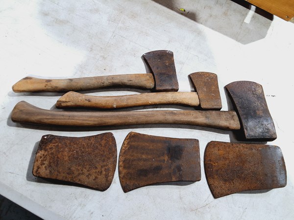 Lot 213 - ASSORTED VINTAGE AXES