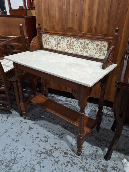 Lot 161 - WASH STAND