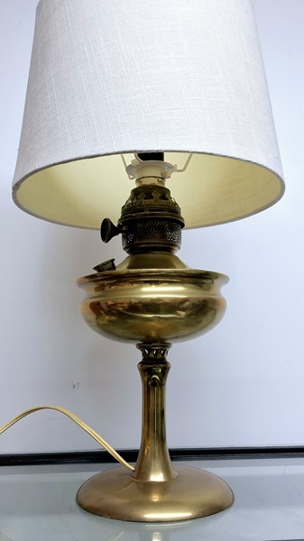 Lot 1141 - TABLE LAMP