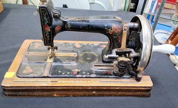 Lot 1308 - SEWING MACHINE