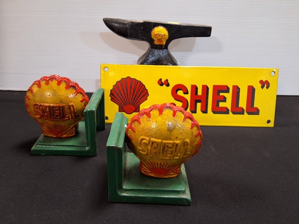 Lot 1237 - VINTAGE STYLE SHELL OIL CO COLLECTABLES