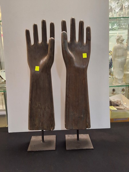 Lot 1263 - GLOVE HANDS