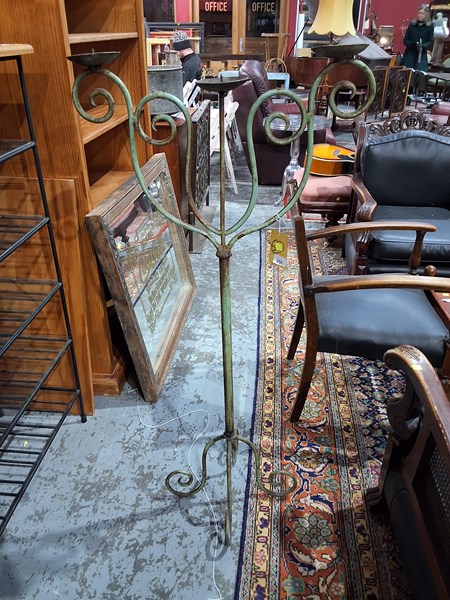 Lot 250 - CANDLE STAND