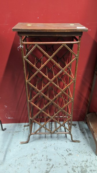 Lot 105 - BOTTLE RACK