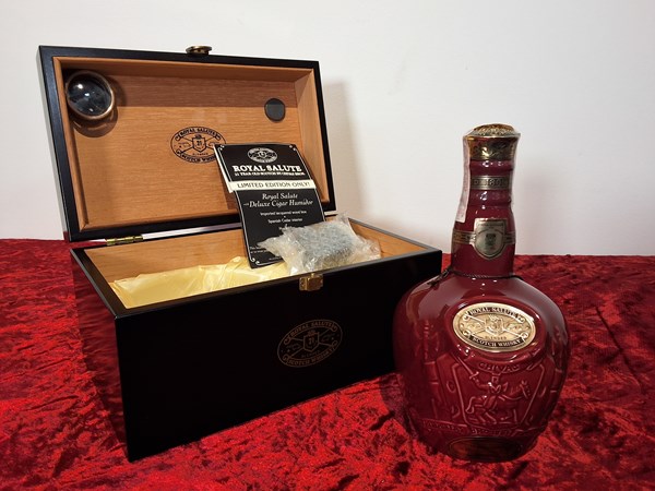 Lot 26 - ROYAL SALUTE HUMIDOR 21 WHISKY