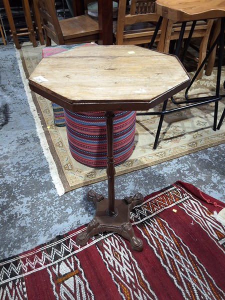 Lot 67 - TABLE