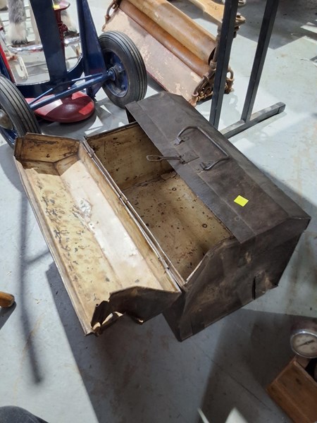 Lot 193 - TOOL BOX