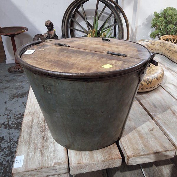 Lot 272 - BUCKET