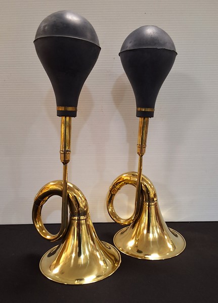 Lot 1371 - VINTAGE CAR HORNS