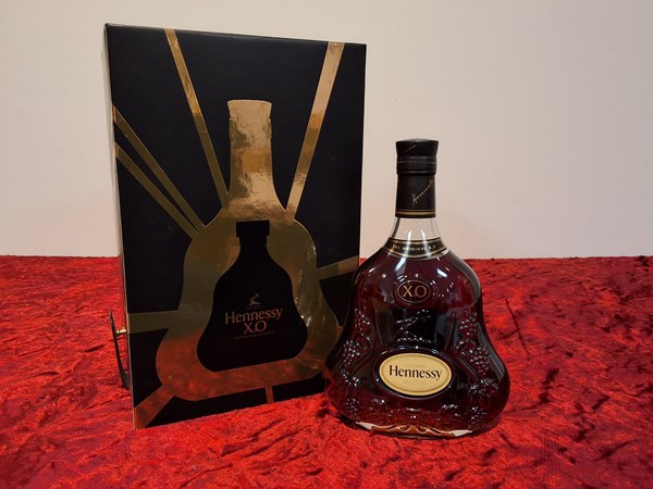 Lot 29 - HENNESSY XO COGNAC