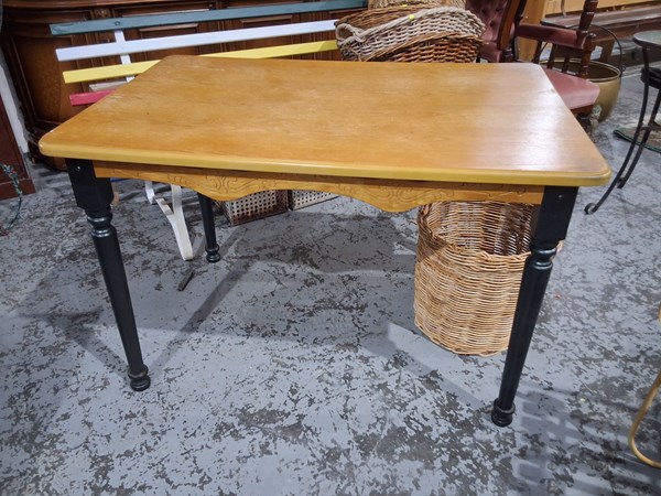 Lot 154 - KITCHEN TABLE