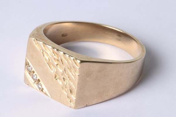 Lot 1001 - GOLD RING