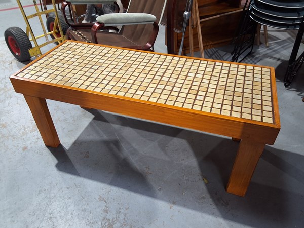 Lot 380 - COFFEE TABLE