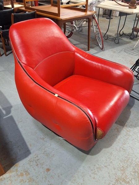 Lot 114 - LOUNGE CHAIR