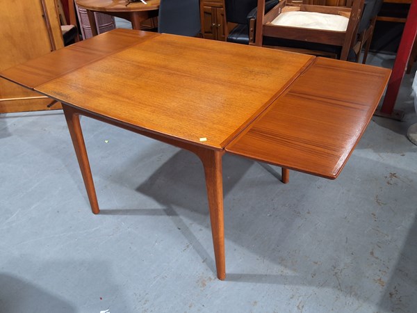 Lot 105 - DINING TABLE