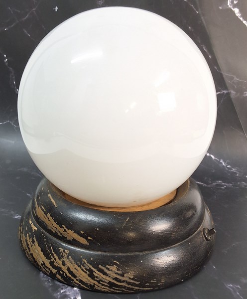 Lot 1201 - ART DECO TABLE LIGHT