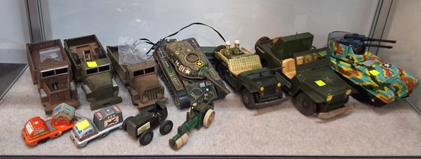 Lot 1100 - TIN TOYS