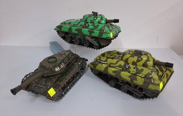 Lot 1088 - TIN TOY TANKS