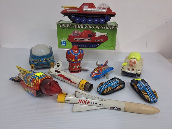 Lot 1089 - TIN TOYS