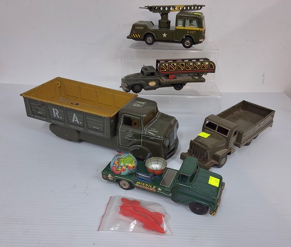 Lot 1091 - TIN TOYS